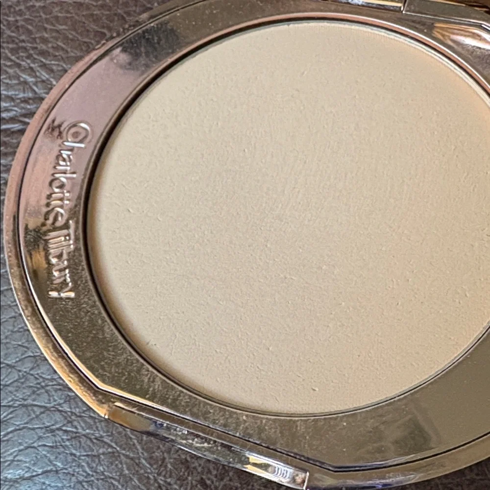 Charlotte Tilbury‎ Shiny Gold Oval Compact with CT Emblem